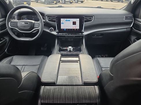 Used 2024 Jeep Wagoneer L Series II image 15