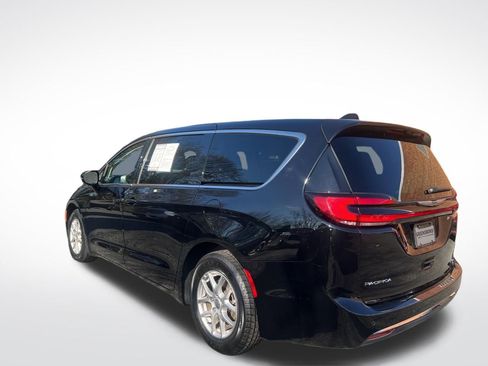Used 2024 Chrysler Pacifica Touring-L image 3