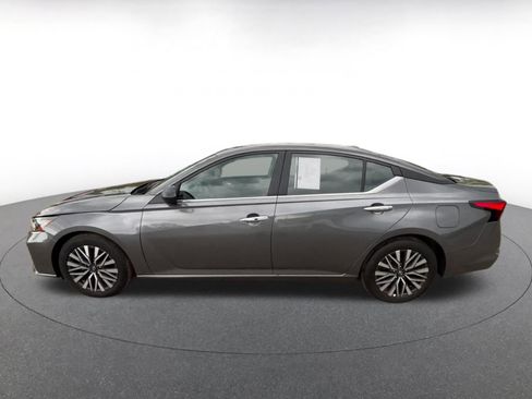 Used 2025 Nissan Altima 2.5 SV FWD image 9