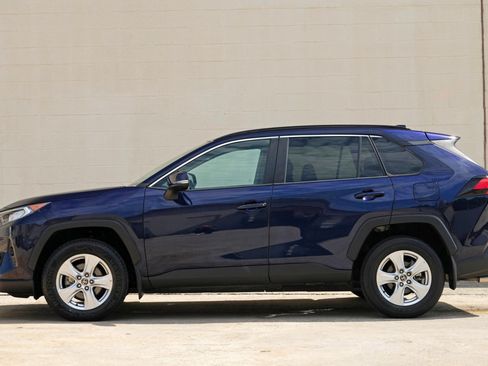 Used 2021 Toyota RAV4 XLE w/ Convenience Package FWD image 8