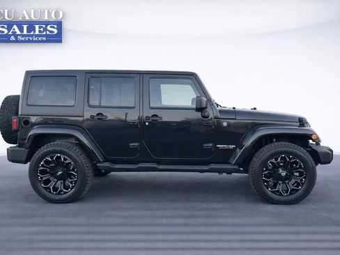 Used 2018 Jeep Wrangler Unlimited Sahara w/ Connectivity Group image 8