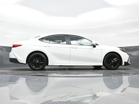 Used 2025 Toyota Camry SE image 32