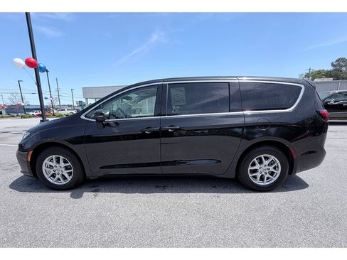 Used 2023 Chrysler Pacifica Touring-L image 5