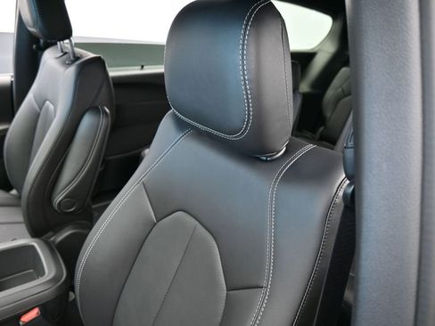 New 2026 Chrysler Pacifica Select image 16