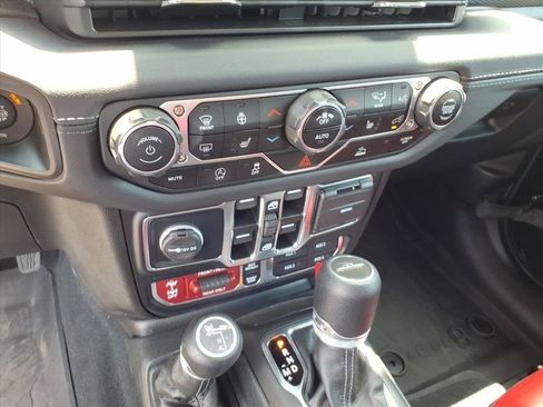 Used 2024 Jeep Gladiator Rubicon w/ Technology Group AWD/4WD image 21