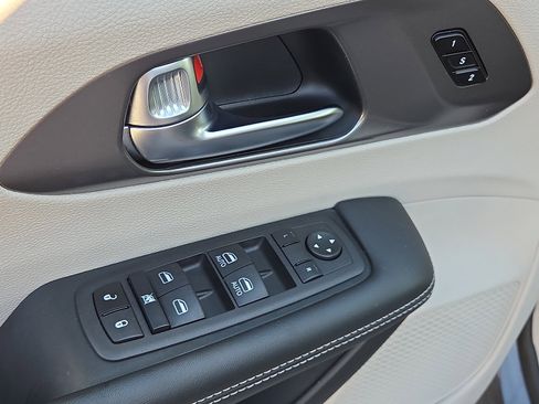 Used 2023 Chrysler Pacifica Touring-L image 15