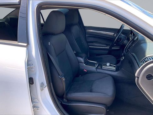 Used 2018 Chrysler 300 Touring w/ Sport Appearance Package image 7