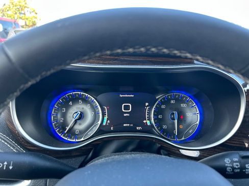 Used 2023 Chrysler Pacifica Limited AWD/4WD image 27