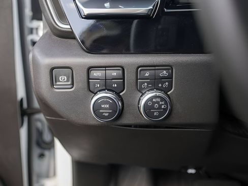 Used 2025 GMC Sierra 1500 SLT AWD/4WD image 18