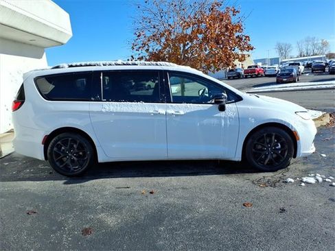 Used 2025 Chrysler Pacifica Limited image 26