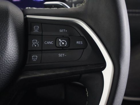 Used 2023 Jeep Grand Cherokee Limited image 40