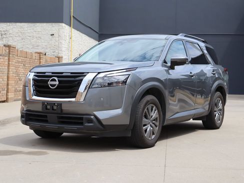 Used 2025 Nissan Pathfinder SV FWD image 2
