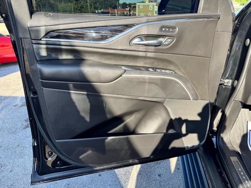 Used 2023 Cadillac Escalade ESV V AWD/4WD image 10