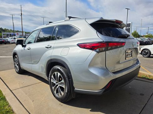 Used 2022 Toyota Highlander XLE AWD/4WD image 7