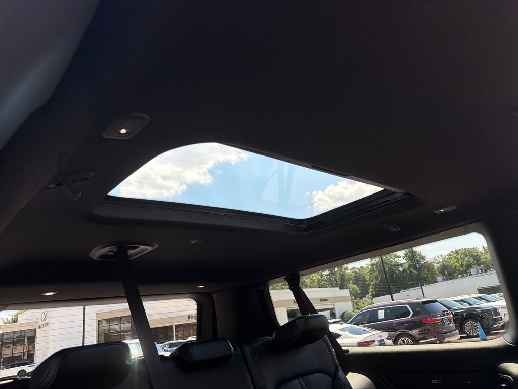 Used 2023 Jeep Wagoneer L Series III w/ Premium Group I RWD image 12