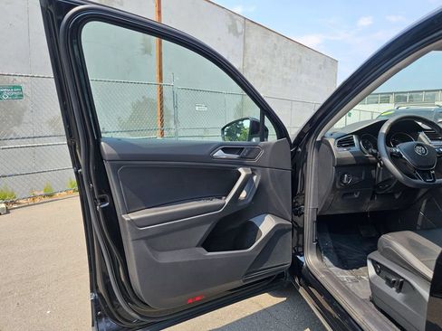 Used 2021 Volkswagen Tiguan SE w/ Panoramic Sunroof Package AWD/4WD image 18