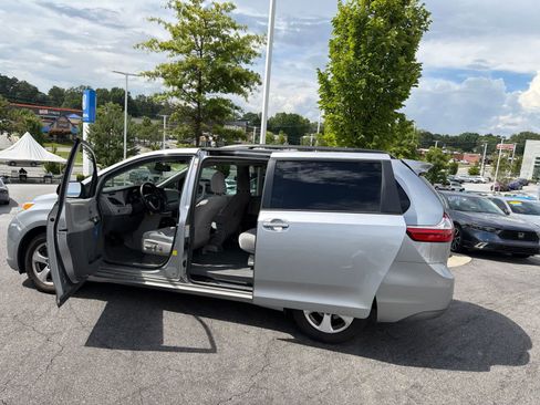 Used 2016 Toyota Sienna LE FWD image 19