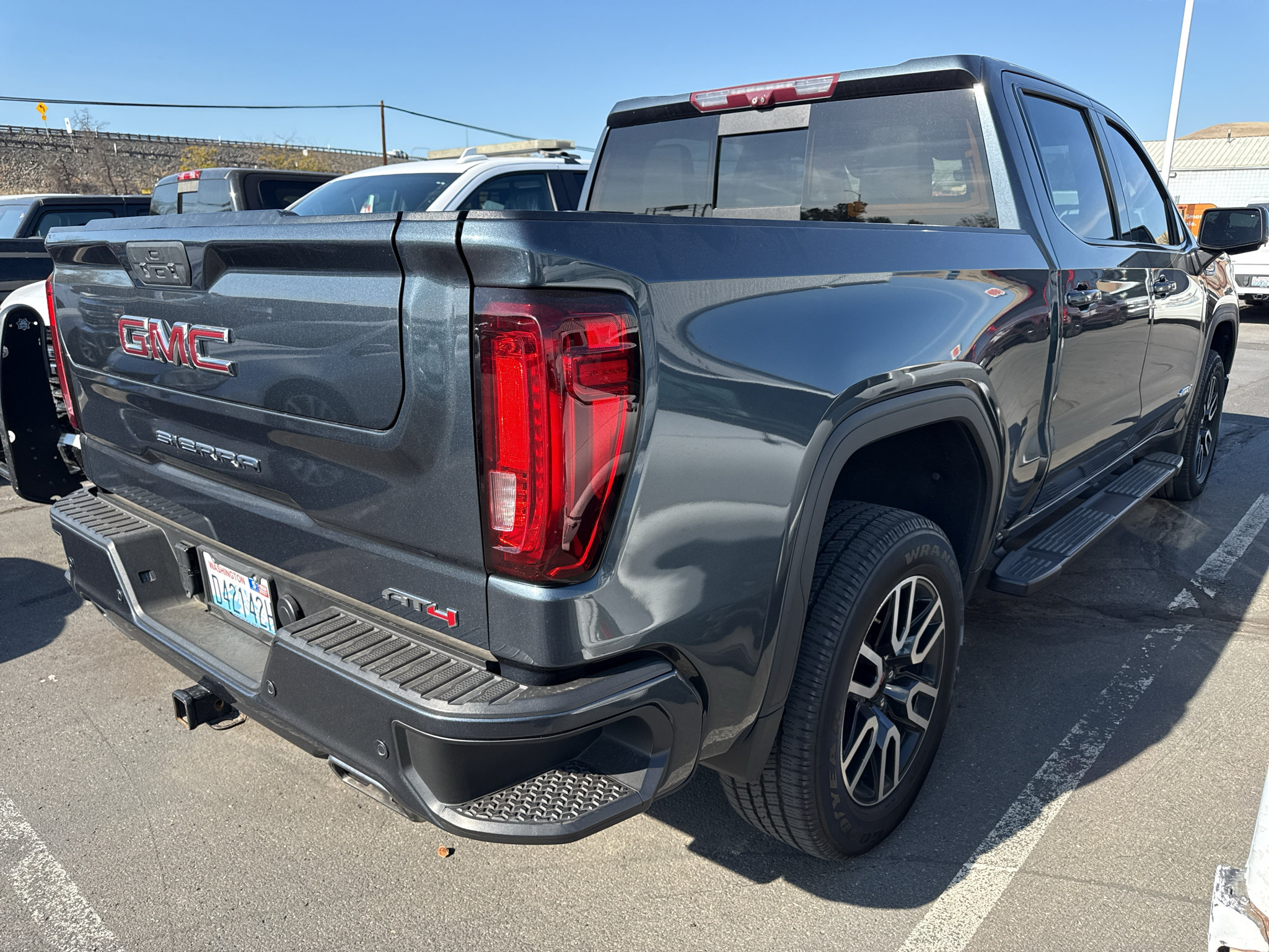 Used 2020 GMC Sierra 1500 AT4 w/ AT4 Premium Package AWD/4WD image 3