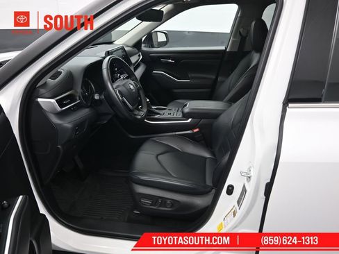 Used 2022 Toyota Highlander XLE image 9
