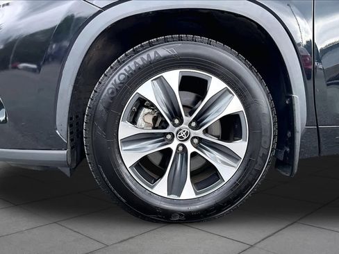 Used 2023 Toyota Highlander XLE AWD/4WD image 11
