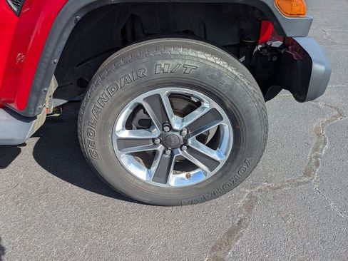 Used 2018 Jeep Wrangler Unlimited Sahara AWD/4WD image 11
