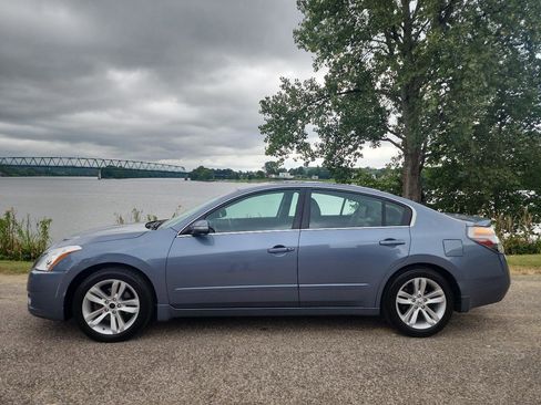 Used 2011 Nissan Altima 3.5 SR w/ 3.5SR Premium Pkg FWD image 2