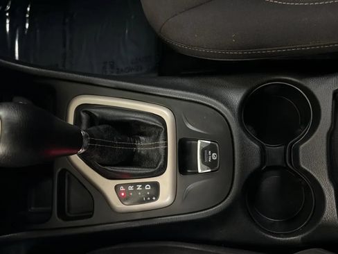 Used 2017 Jeep Cherokee Latitude w/ Comfort & Sound Group FWD image 12