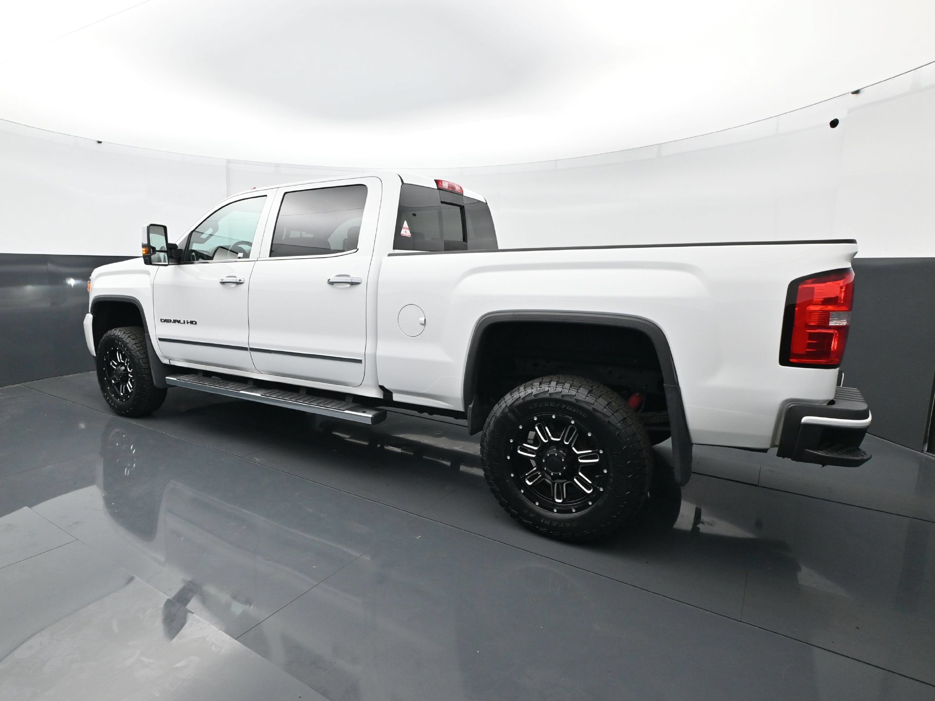 Used 2016 GMC Sierra 2500 Denali w/ Driver Alert Package AWD/4WD image 4