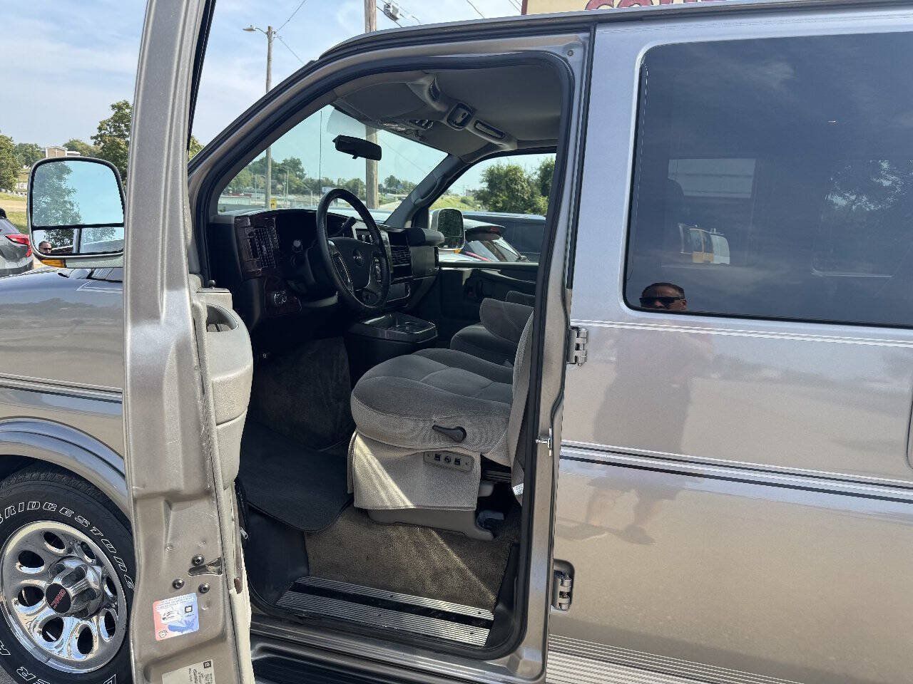 Used 2010 GMC Savana 1500 w/ Preferred Equipment Group RWD image 10