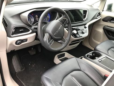 Used 2024 Chrysler Pacifica Touring-L image 3