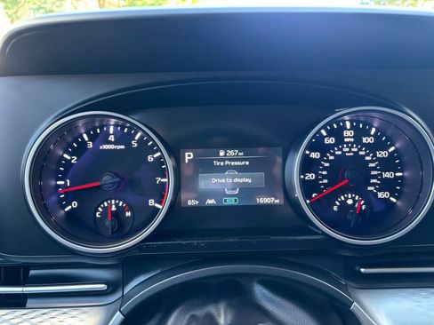 Used 2024 Kia Carnival LX FWD image 16