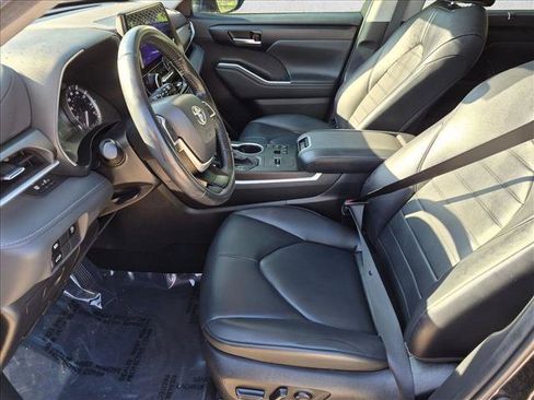 Used 2023 Toyota Highlander XLE FWD image 15