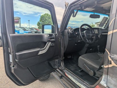 Used 2017 Jeep Wrangler Unlimited Rubicon w/ Connectivity Group AWD/4WD image 8