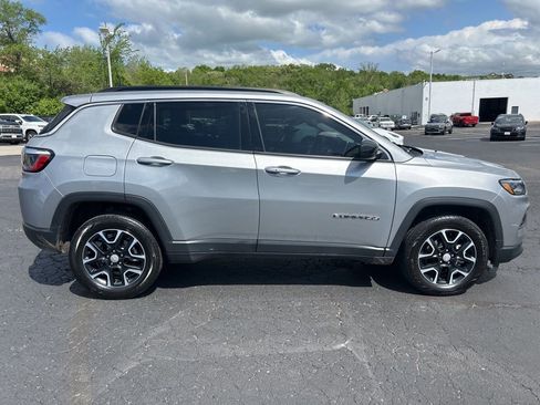 Used 2022 Jeep Compass Latitude AWD/4WD image 6