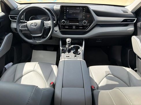 Used 2022 Toyota Highlander XLE AWD/4WD image 22