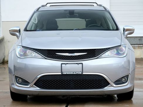 Used 2018 Chrysler Pacifica Limited FWD image 16