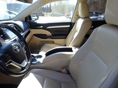 Certified 2017 Toyota Highlander XLE w/ Carpet Mat Package image 10