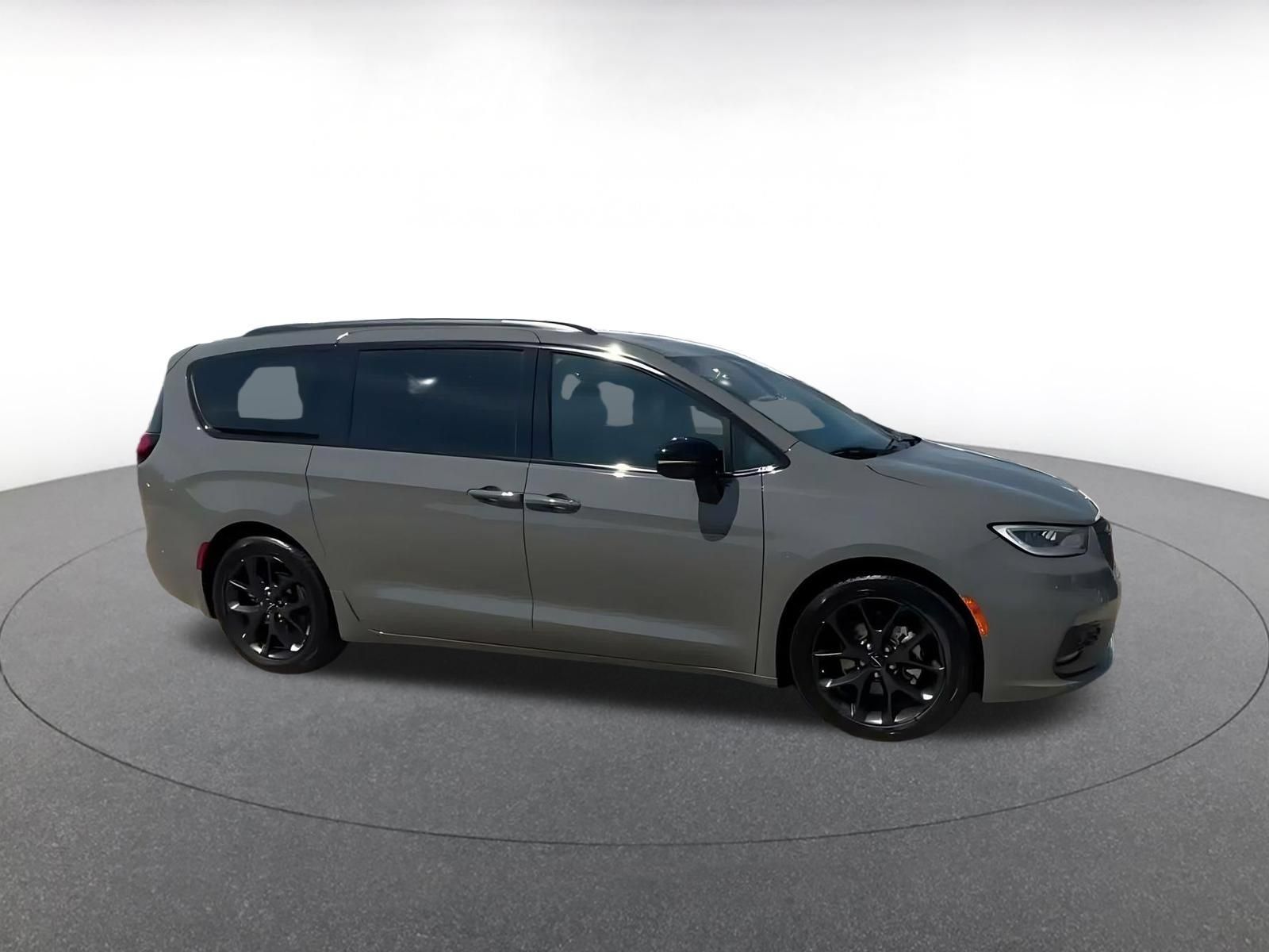 Used 2025 Chrysler Pacifica Limited FWD image 2