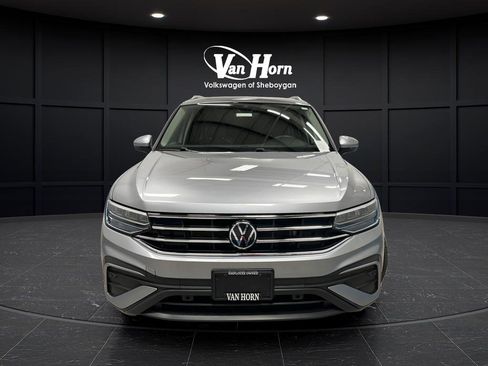 Used 2024 Volkswagen Tiguan SE AWD/4WD image 2