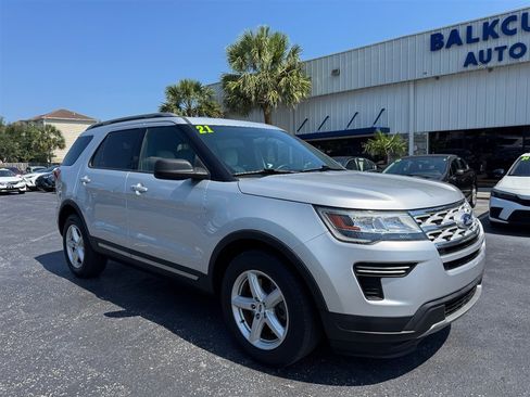 Used 2019 Ford Explorer XLT FWD image 2