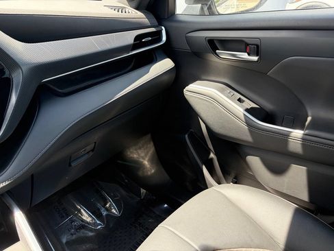 Used 2022 Toyota Highlander XSE AWD/4WD image 45