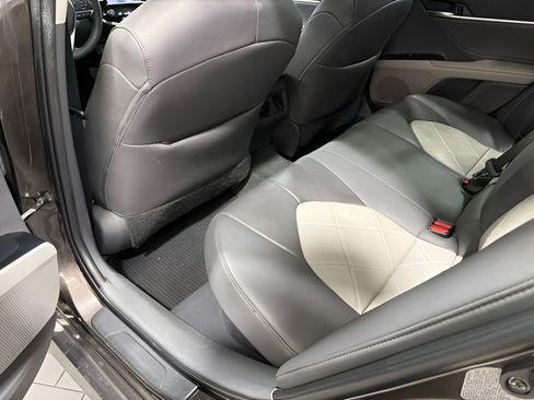Used 2018 Toyota Camry XLE FWD image 32