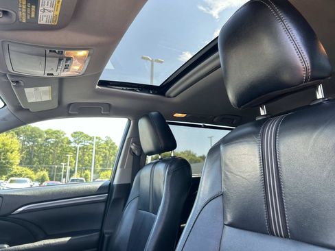 Used 2017 Toyota Highlander SE AWD/4WD image 22