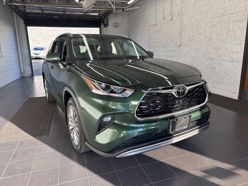 Used 2024 Toyota Highlander Platinum image 2