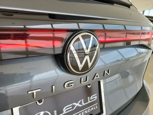 Used 2025 Volkswagen Tiguan SE FWD image 11