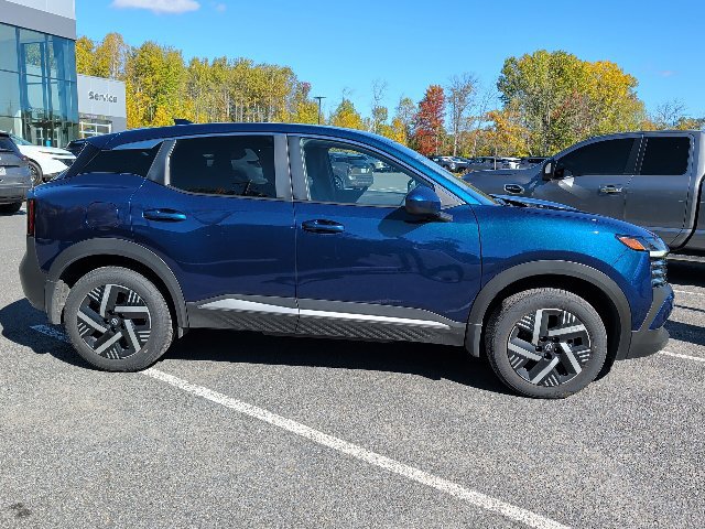 Used 2025 Nissan Kicks SV w/ Illumination Package FWD image 2