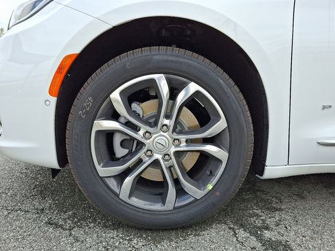 New 2026 Chrysler Pacifica Pinnacle w/ Trailer Tow Group image 4