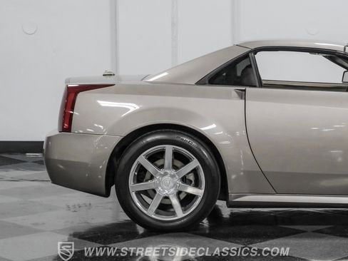 Used 2005 Cadillac XLR RWD image 28