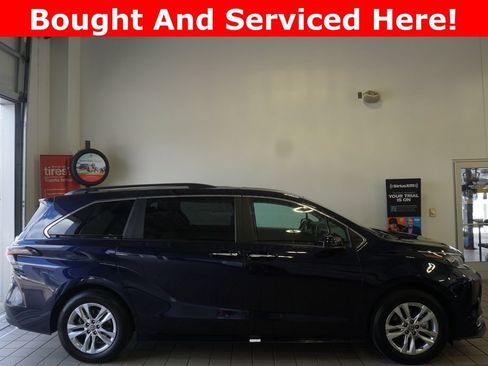 Used 2024 Toyota Sienna XLE w/ XLE Plus Package AWD/4WD image 2