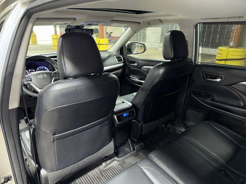 Used 2018 Toyota Highlander XLE w/ Protection Package #3 AWD/4WD image 30